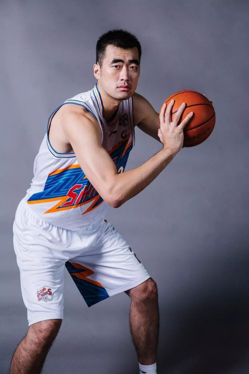 巴塞罗那训练开放日，转会期强势反弹引欢呼，CBA常规赛在即，医务组通报恢复的简单介绍